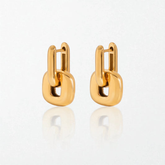 Pair of Edie chunky hoop earrings in 18K gold-plated waterproof stainless steel: a hinged U-shaped hoop holding a puffy square link